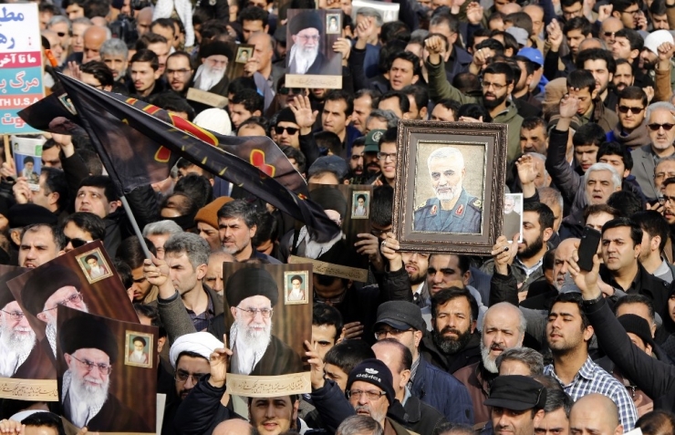 İranlılar General Süleymani’nin İntikamı İçin Meydanlara İndi