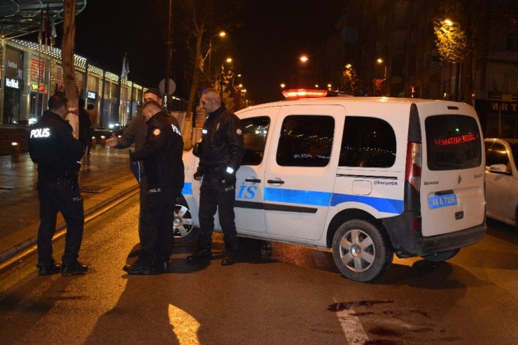 Malatya’da Gasp Etmek İstedikleri Şahsı Bıçakla Yaraladılar