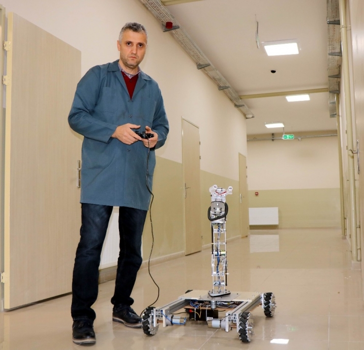 Liseli Öğrenciler, Olduğu Yerde 8 Yöne Hareket Edebilen Robot Kol Yaptı