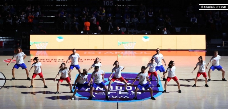 Anadolu Efes’in Maçında Gerçekleşen ’Kan Kanseri Mücadele Dansı’ Büyük Alkış Topladı