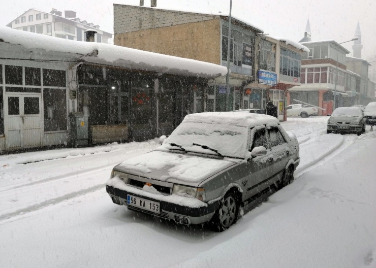 Ahlat’ta Yoğun Kar Yağışı Etkili Oluyor