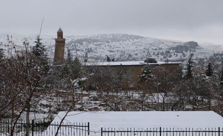 Kar Tarihi Harput Mahallesi’ni Beyaza Bürüdü, 13 Köy Yolu Kapandı