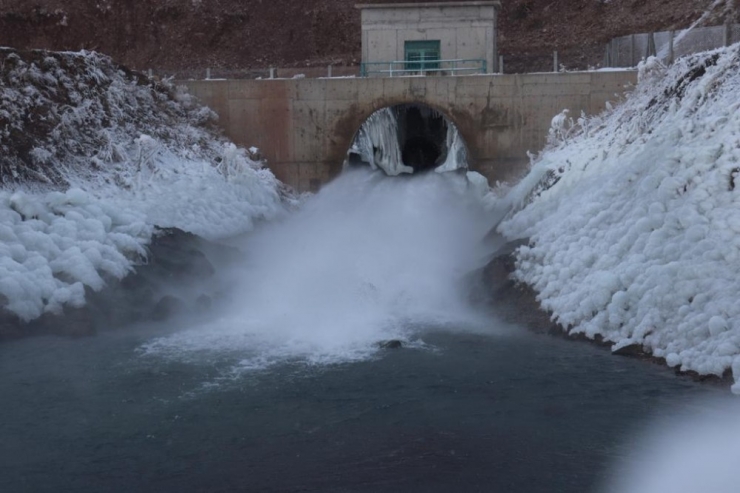 Yazıcı Barajı Kışın Manzarasıyla Hayran Bırakıyor