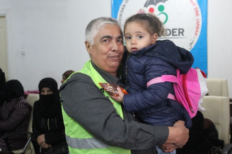 İmkander’den Suriyeli Yetimlere Mont Ve Ayakkabı Yardımı