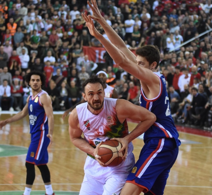 Ing Basketbol Süper Ligi: Pınar Karşıyaka: 80 - Anadolu Efes: 82