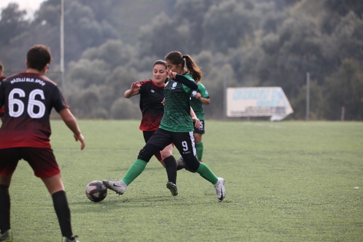 Horozkent Kadın Futbol Takımı, Nazilli Engelini 3 Golle Geçti