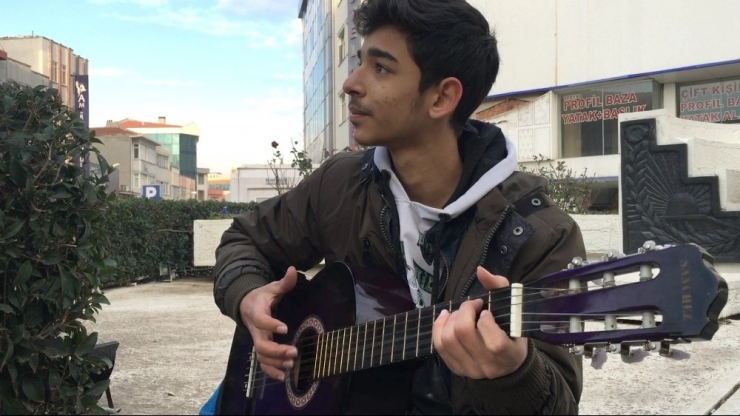 Keşanlı Sokak Müzisyenleri Soğuk Havayı Şarkıları İle Isıtıyor
