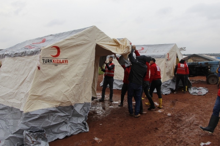 Saldırılardan Kaçan Suriyeliler Boş Arazilere Çadır Kuruyor