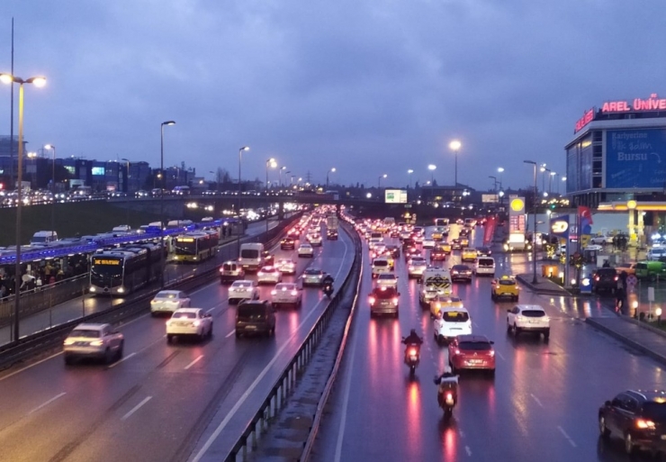 İstanbul’da Yarıyıl Tatili Ve Olumsuz Hava Trafiği Kilitledi