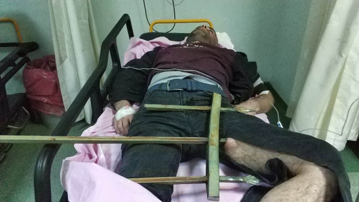 Bacağına Saplanan Korkuluk Demiriyle Hastaneye Kaldırıldı