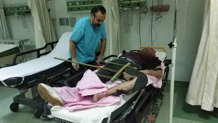 Bacağına Saplanan Korkuluk Demiriyle Hastaneye Kaldırıldı