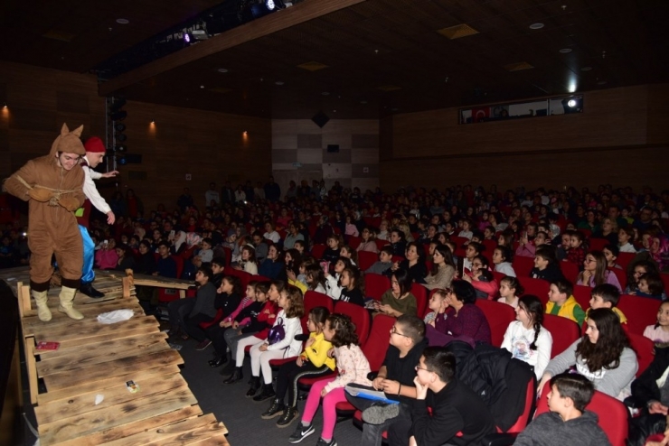 Manisa Büyükşehir’den Çocuklara Karne Hediyesi