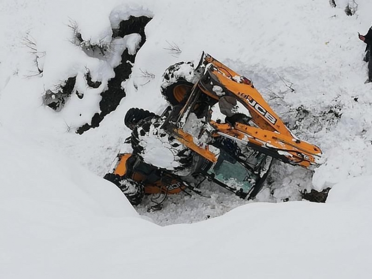 Kardan Kapanan Yolu Açmaya Çalışan İş Makinesi Şarampole Devrildi: 1 Yaralı