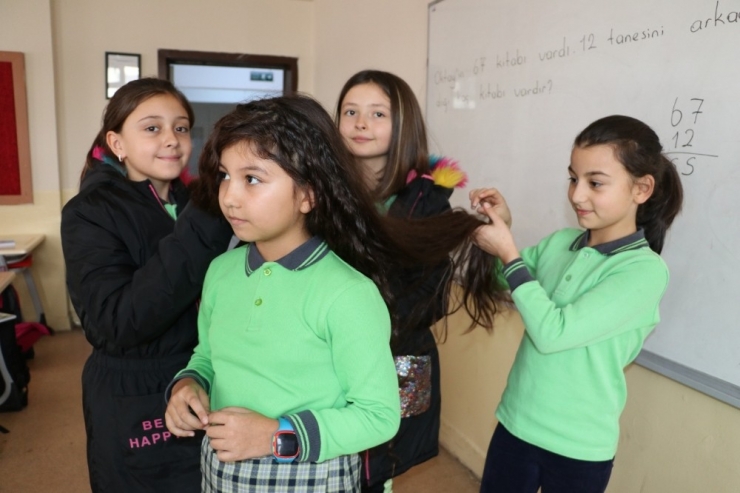 8 Yaşındaki Zeynep Beline Kadar Uzattığı Saçlarını Lösev’e Bağışladı
