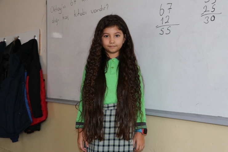 8 Yaşındaki Zeynep Beline Kadar Uzattığı Saçlarını Lösev’e Bağışladı