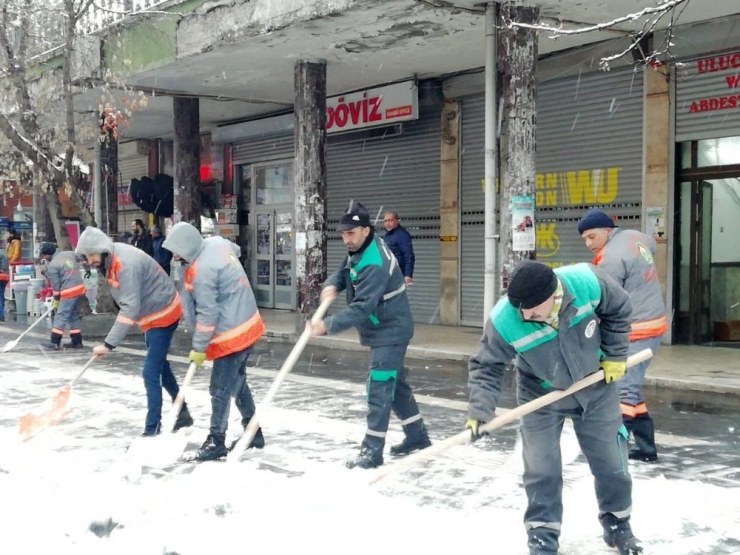 Bingöl’de Kar 100 Köy Yolunu Ulaşıma Kapattı