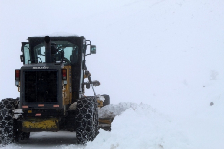 Bingöl’de Kar 100 Köy Yolunu Ulaşıma Kapattı