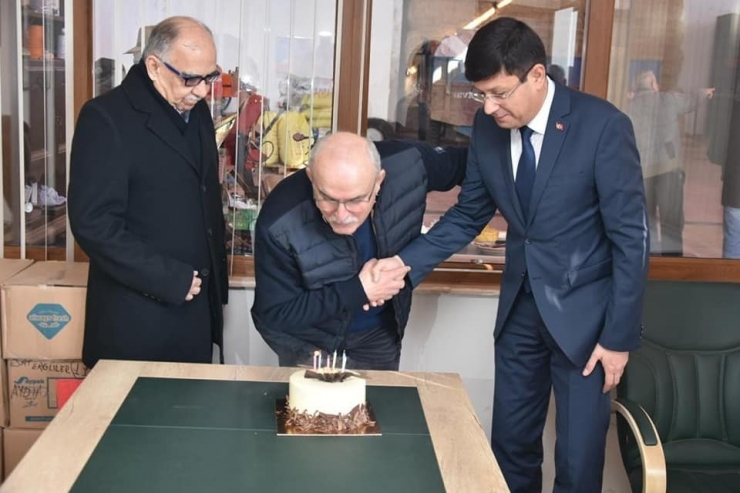 Başkan Özcan’dan Efsane Başkan’a Doğum Günü Sürprizi