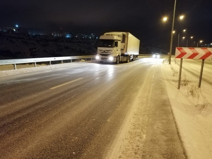 Yozgat’ta Yollar Buz Pistine Döndü, Sürücüler Zor Anlar Yaşadı