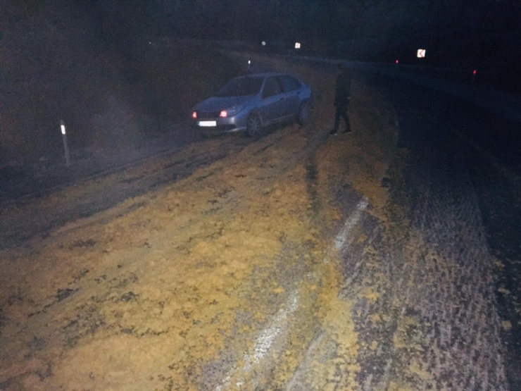 Yoldaki Portakal Posasını Kar Sanan Sürücüler Şaşkınlıklarını Gizleyemedi
