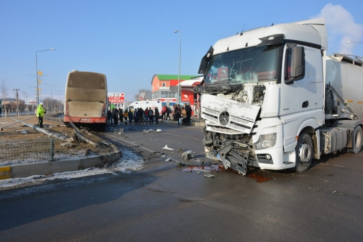 Tanker İle Yolcu Otobüsü Çarpıştı, Şans Eseri Yaralanan Olmadı
