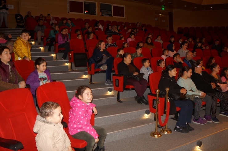 Marmaris’te Çocuklara Tiyatro Hediyesi