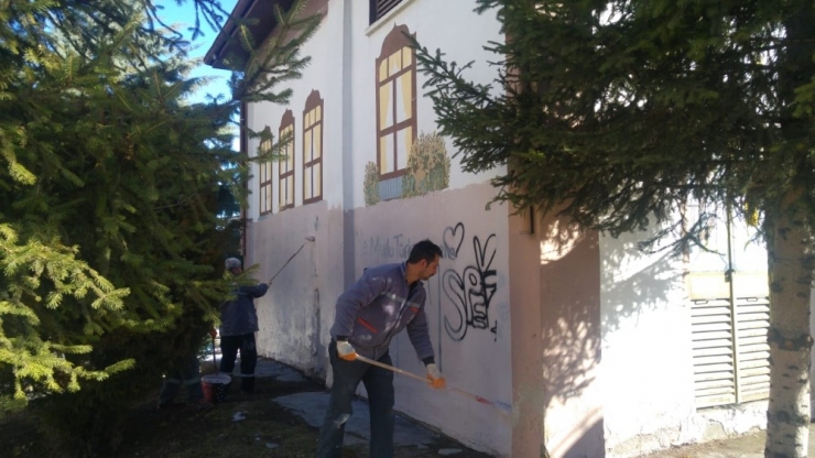 Pursaklar Belediyesi Duvar Yazılarını Temizliyor