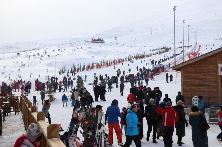 Kayak Merkezinde Kar Kalınlığı 80 Santimetreye Ulaştı