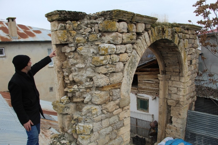 Elazığ’ın Kovancılar İlçesi Yazıbaşı Köyünde 115 Yıl Önce Yapılan Alibeyköy Konağı Yok Olmak Üzere