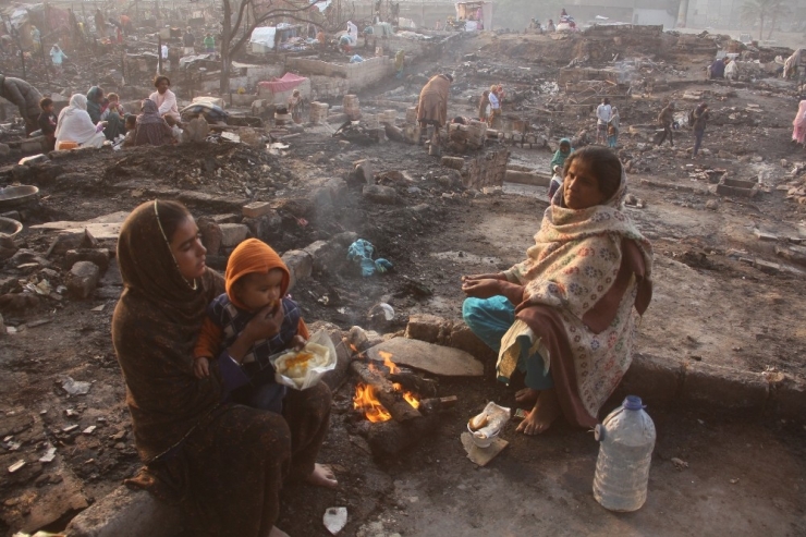 Pakistan’da 400 Gecekondu Yandı
