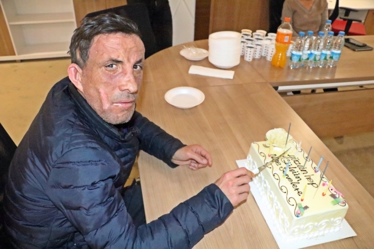 Uğur Acar, Yüz Naklinin 8’inci Yılını Pasta Keserek Kutladı