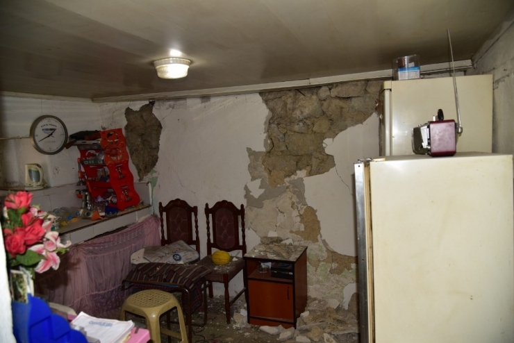 Deprem Akhisar Ve Kırkağaç’taki Binalarda Hasara Neden Oldu