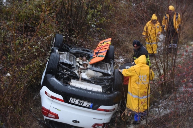 Sinop’ta Karda Kayan Otomobil Şarampole Yuvarlandı: 2 Yaralı