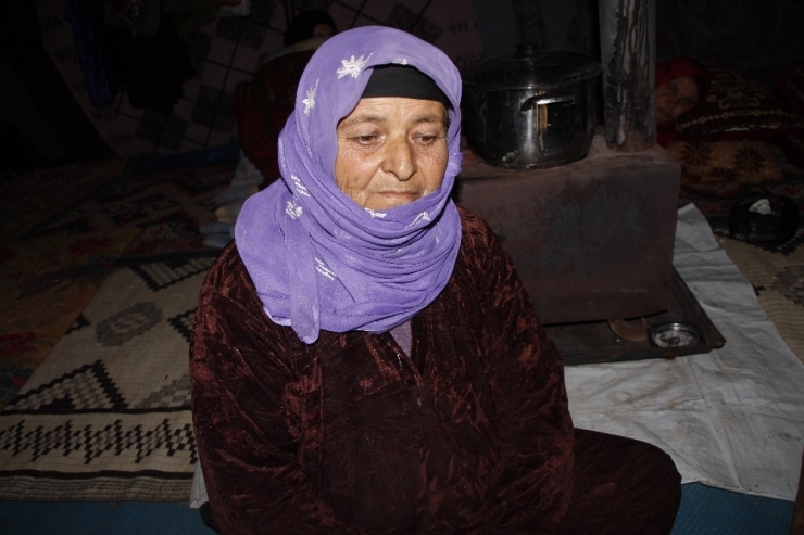 Engelli Eşi Ve Kızlarıyla İdlib’den Kaçan Annenin Dramı
