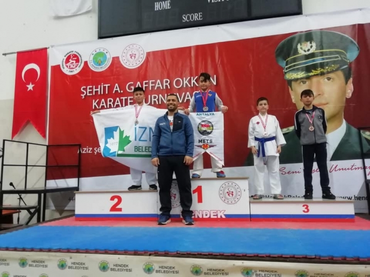 İzmit Belediyesporlu Karateciler Sakarya’dan 12 Madalyayla Döndü
