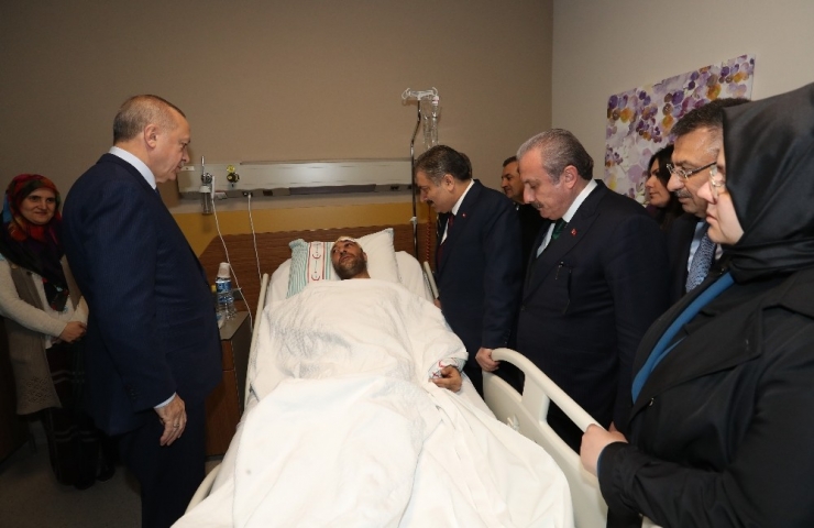 Cumhurbaşkanı Erdoğan’dan Hastanedeki Depremzedelere Ziyaret
