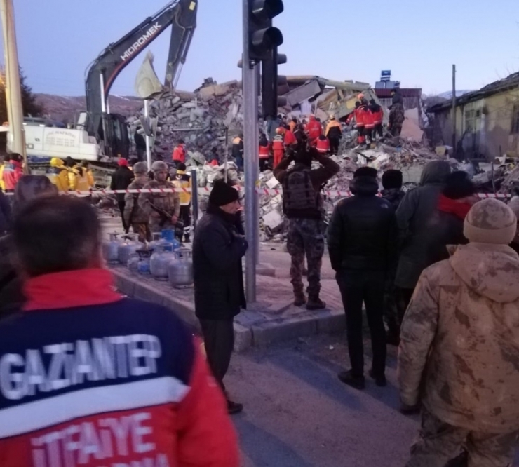 Gaziantep’ten Giden Kurtarma Ekipleri 2 Kişi Enkaz Altından Sağ Çıkardı