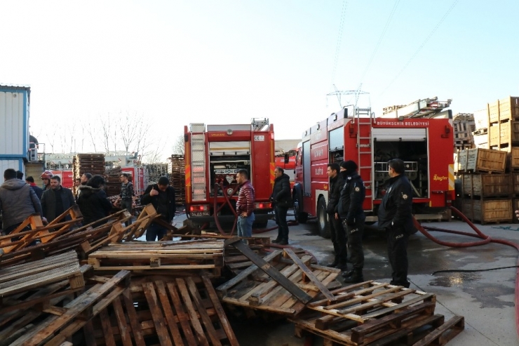 Sakarya’da Palet Fabrikasında Yangın: 2 Kişi Dumandan Etkilendi