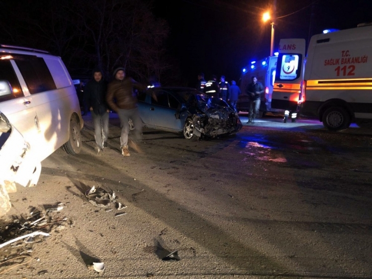 Sakarya’da Panelvan Araç İle Otomobil Çarpıştı: 9 Yaralı