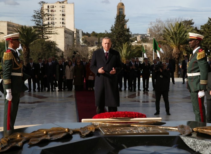 Cumhurbaşkanı Erdoğan Cezayir’de Şehitler Abidesi’ni Ziyaret Etti