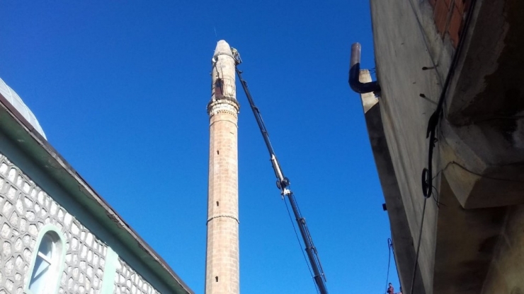 Depremde Hasar Gören Minarenin Yıkımına Başlanıldı