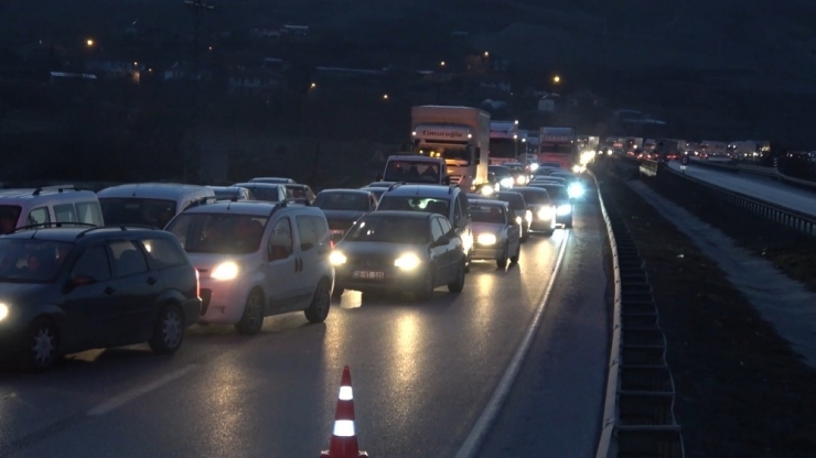Ankara-samsun Kara Yolunda Tır Devrildi, Kilometrelerce Araç Kuyruğu Oluştu