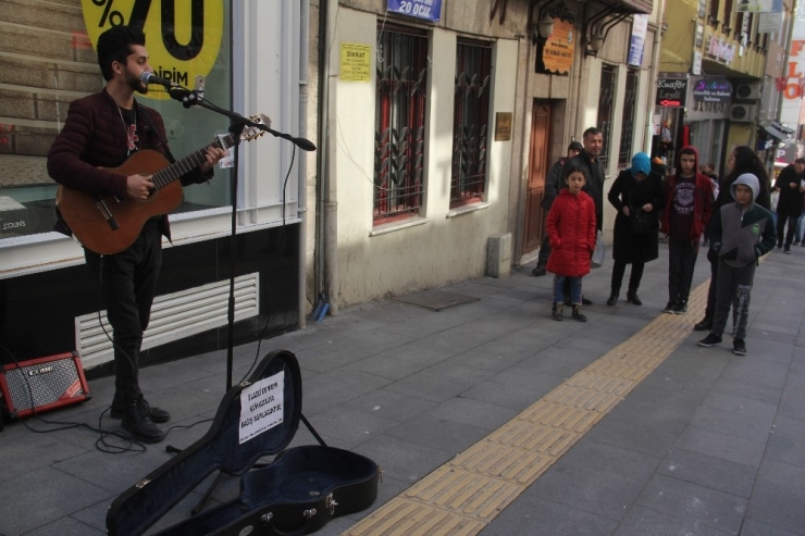 Giresun’da Sokak Müzisyenleri Depremzedeler İçin Çaldı