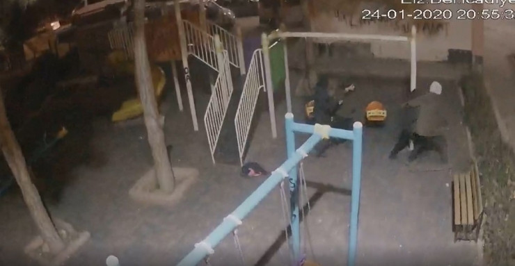 Elazığ Kent Merkezinde Deprem Anı Güvenlik Kameralarınca Böyle Görüntülendi