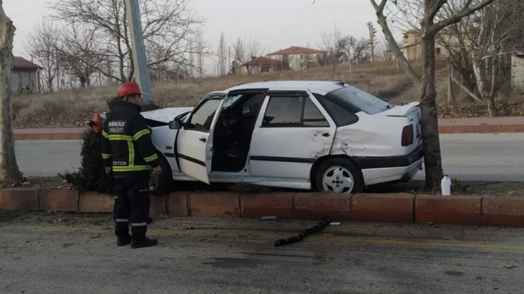 Otomobil Ağaç İle Direk Arasına Sıkıştı: 2 Yaralı