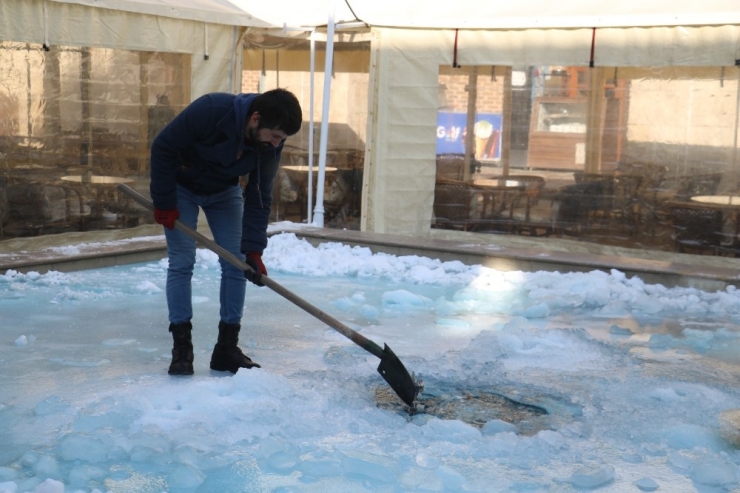 Buzla Kaplanan Süs Havuzunun Yüzeyini Çekiç Ve Kürekle Kırdılar
