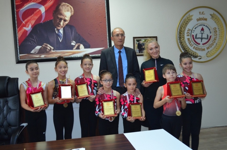 Didimli Minik Cimnastikçiler Plaketle Ödüllendirildi