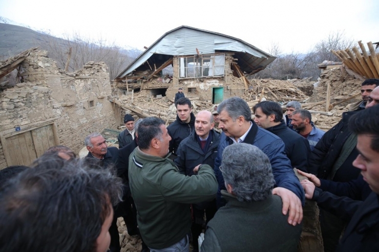 İçişleri Bakanı Soylu İle Sağlık Bakanı Koca Depremde 6 Evin Yıkıldığı Köyde İncelemede Bulundu