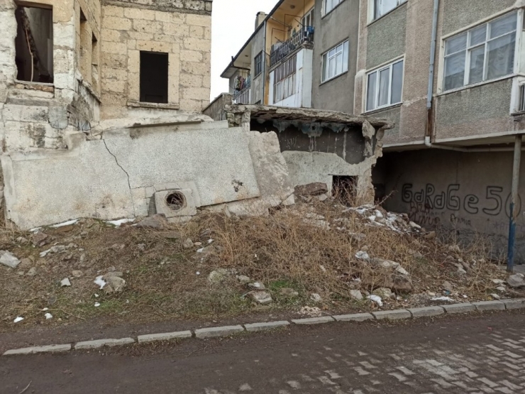 Nevşehir’de Metruk Binalar Yıkılıyor