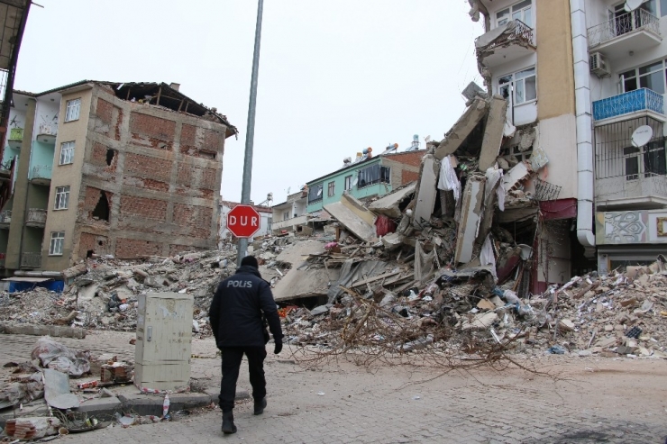 Elazığ’da Depremle Çöken Binalarda Enkaz Kaldırma Çalışmaları